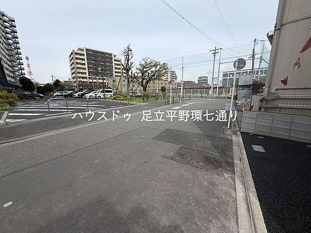 前面道路は広く見通し良好。交通量も落ち着いており、車の出入りや通行も安心の住環境です。