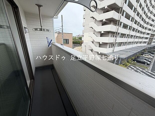 バルコニーは開放感があり眺望良好。洗濯物もたっぷり干せて日当たりも期待できます。