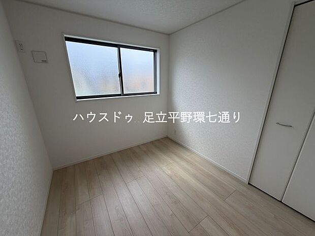 大きな窓から自然光が差し込む洋室。風通しも良く、快適なプライベート空間です。