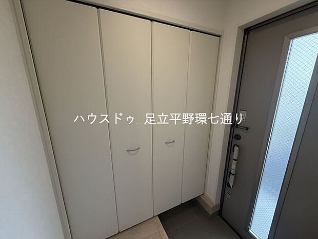 玄関には大容量シューズボックスを完備。靴をすっきり収納でき、いつでも整った空間に