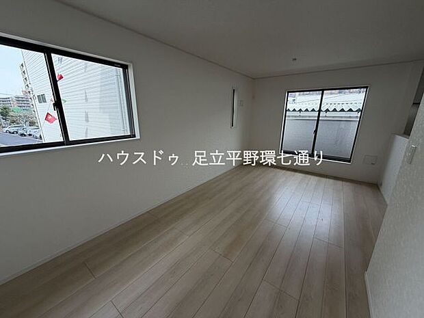 明るい洋室は2面採光で風通しも良好。快適な居住空間を実現します。