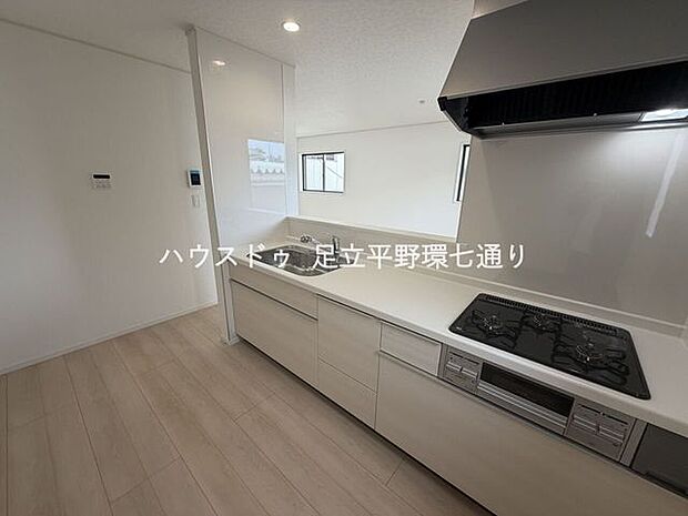 対面キッチンでリビングを見渡せる設計。家族との会話を楽しみながらお料理できます。