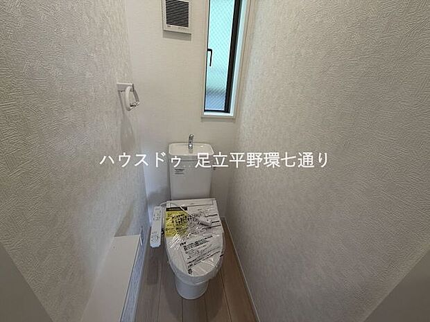 窓付きのトイレで換気良好。清潔感のある空間で毎日快適にご利用いただけます。