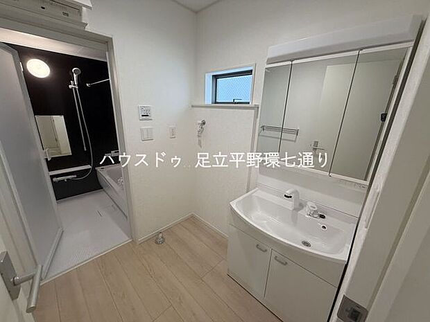 洗面室はゆとりある広さで使い勝手良好。朝の身支度もスムーズに行えます。