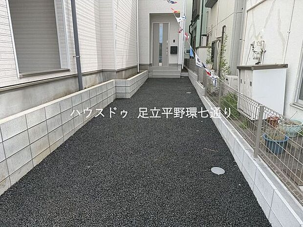 駐車スペース付きでお車をお持ちの方も安心。ゆとりあるアプローチで出入りもスムーズです。