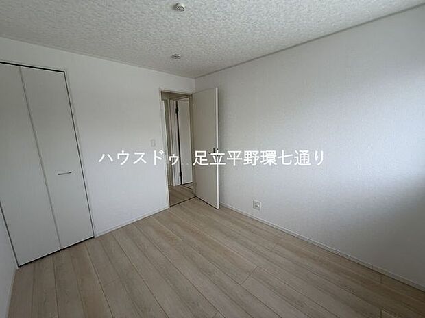 シンプルな洋室は多用途に利用可能。在宅ワークや趣味部屋としてもおすすめです。