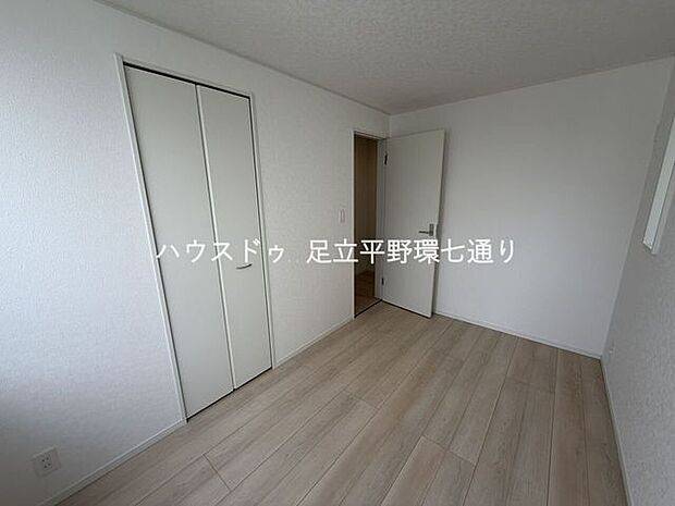 シンプルな洋室は多用途に利用可能。在宅ワークや趣味部屋としてもおすすめです。
