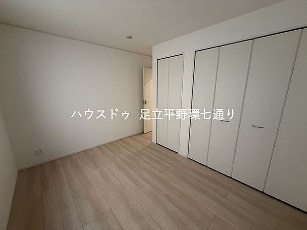 収納豊富な洋室でお部屋をスッキリ保てます。衣類や荷物もしっかり収納可能です。