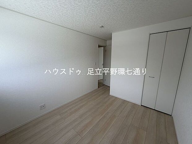 シンプルで明るい洋室。収納付きでお部屋を広く使え、主寝室や子供部屋にも最適です。