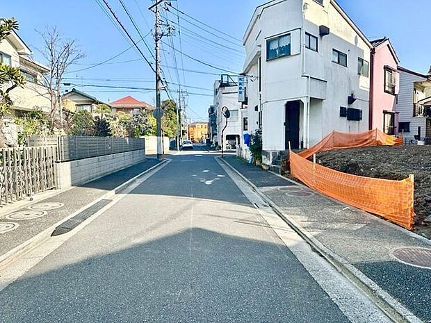 前面道路約7.0mのゆとりある道路幅で、車の出し入れや駐車もスムーズに行える安心の住環境です。
