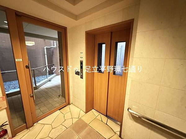 エレベーター完備で上階への移動もスムーズ。重い荷物がある日やお買い物帰りにも便利な設備です。