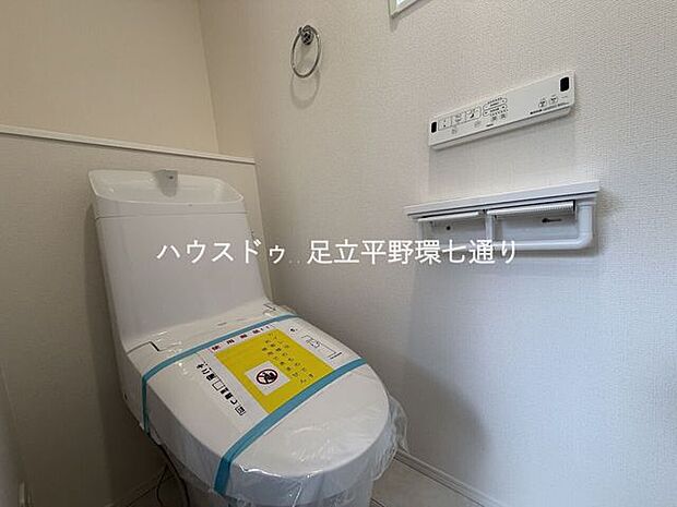 温水洗浄便座付きトイレで快適性アップ。清潔感のある空間に仕上がっています。