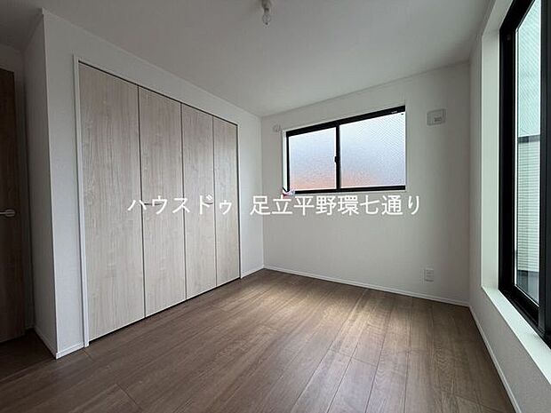 明るい採光と収納力の高いクローゼットを備えた使いやすい洋室。シンプルで家具配置もしやすい空間です。