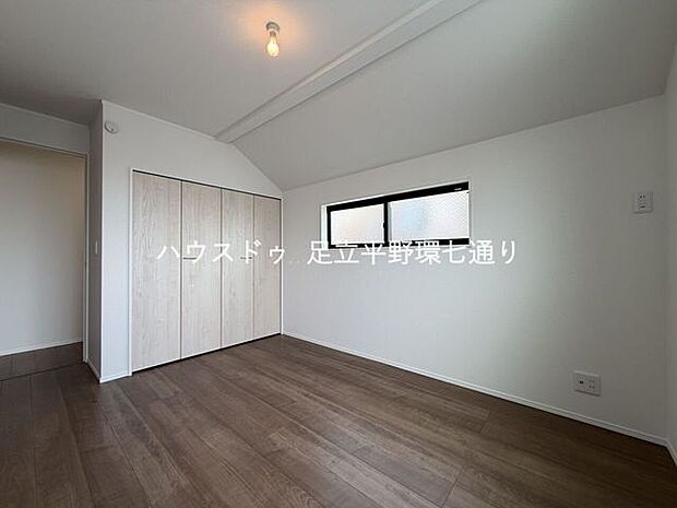 収納付きでスッキリ使える洋室。シンプルで落ち着いた内装が魅力です。