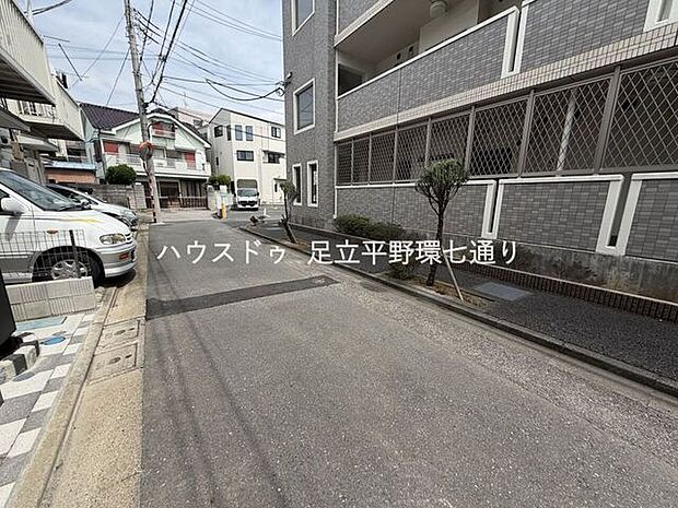 前面道路は見通しの良い住宅街。周辺は落ち着いた住環境が広がっています。