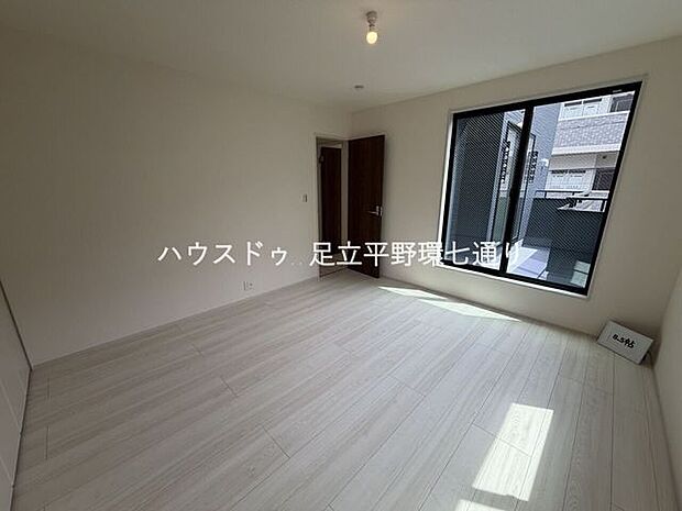 明るい採光が差し込む洋室は、主寝室としてもゆったり使いやすい空間です。