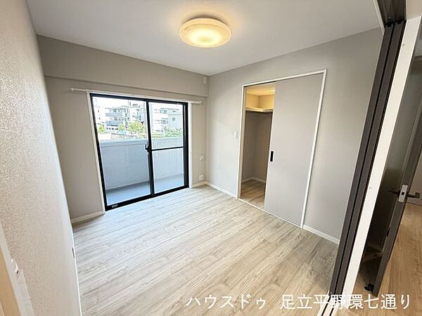 大容量ウォークインクローゼット付きの洋室。衣類や季節物もすっきり収納でき、お部屋を広く有効活用できます。