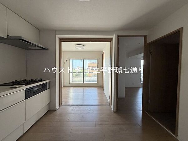 キッチンからリビングまで視線が抜ける開放的な間取り。採光も良く明るい空間が広がります。