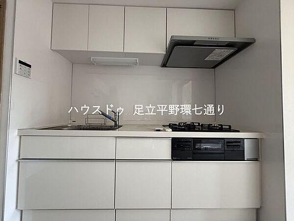 三口コンロ付きシステムキッチンでお料理も快適。作業スペースも確保されています。