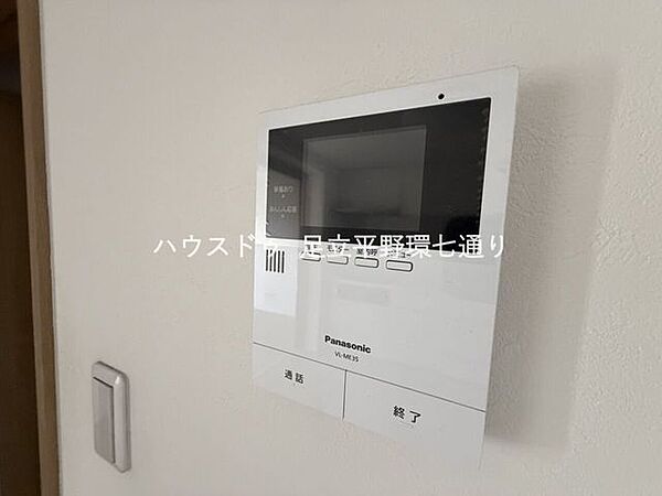 モニター付きインターホンで来訪者をしっかり確認可能。防犯面に配慮された安心設備です。