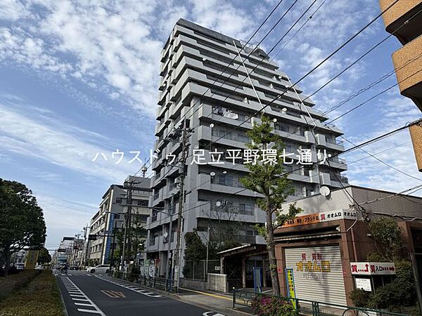 存在感のある外観のマンション。周辺には生活施設も揃い、利便性の高い住環境です。