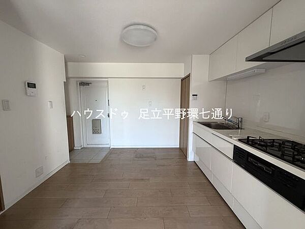 キッチンからダイニングまで一体感のあるレイアウト。家具配置もしやすく、使い勝手の良い空間です。
