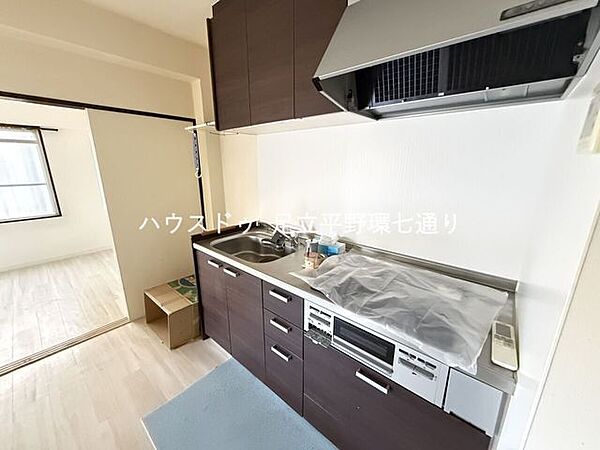 使い勝手の良いシステムキッチンを備え、毎日のお料理や後片付けもスムーズにこなせる快適な仕様です。