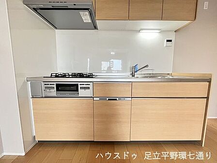 使い勝手の良いシステムキッチン。作業スペースも確保されており、毎日のお料理が快適に行えます。