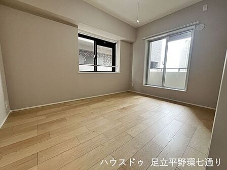 2面採光で明るさと風通しが期待できる洋室。落ち着いた内装で、寝室にも適しています。