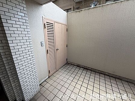 専用トランクルーム付きでアウトドア用品や季節物の収納に便利。居住空間を広く使えます。