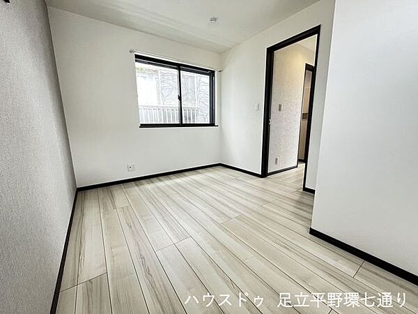 明るい洋室は家具配置がしやすい整形空間。寝室や子ども部屋、書斎としても活用できます。