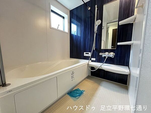 落ち着いたカラーのアクセントパネルがおしゃれな浴室。窓付きで換気もしやすく、ゆったり入浴できる空間です。