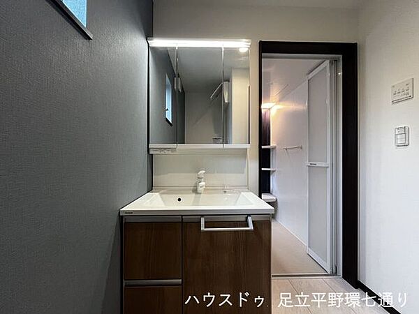 三面鏡付き洗面化粧台を採用。収納力も備え、身支度や毎日の家事を快適にサポートします。