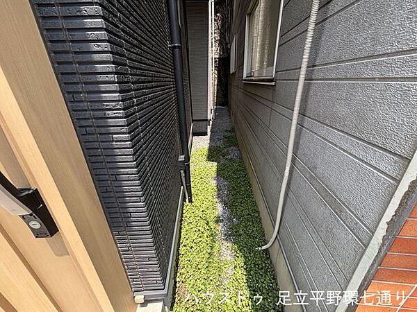 玄関まわりは明るい木目調アクセントを採用。上質感のあるファサードが住まいの印象を高めます。
