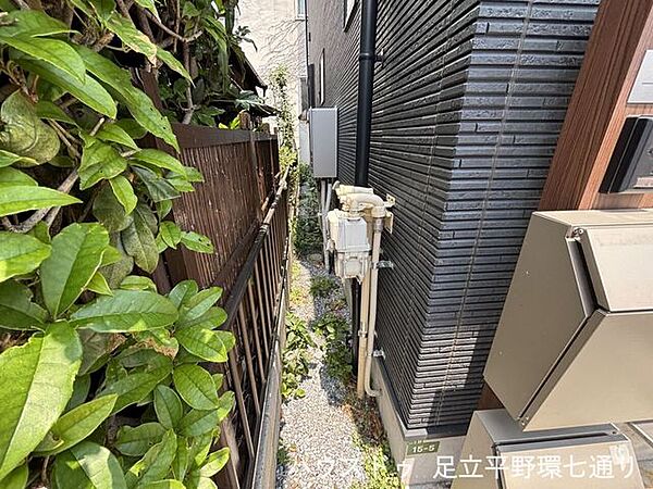 両側にスペースを確保しており、建物まわりの通風やメンテナンスにも配慮された設計です。