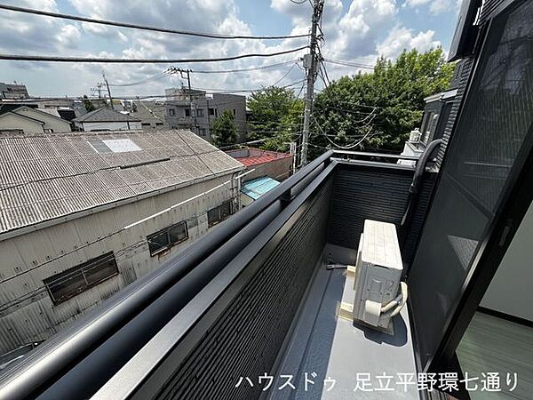 バルコニーから空を望む開放的な眺望。心地よい陽光と風を感じながら過ごせる住環境です。
