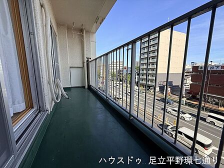 洗濯物を干すのにも十分な広さがあり、周辺の景色も確認できるバルコニーです。