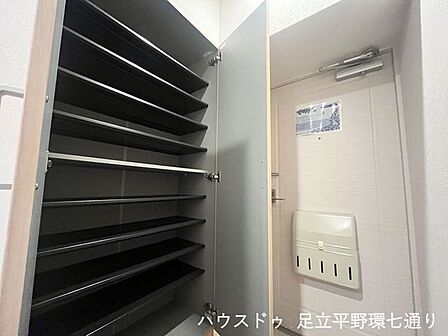 玄関には大容量のシューズボックスが設置されており、靴を整理してスッキリと保てます。