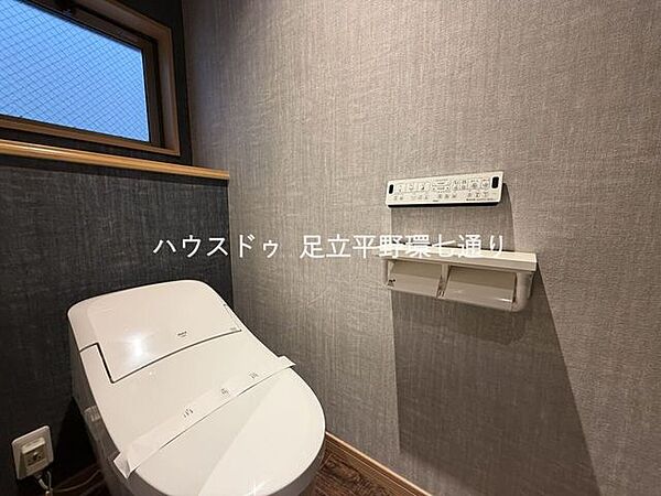 温水洗浄便座付きの清潔感あるトイレ。コンパクトながら使いやすい設計です。