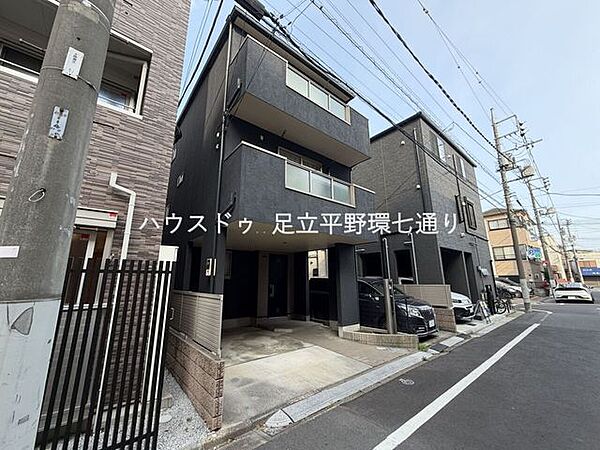 閑静な住宅街に立地。交通量も少なく、落ち着いた住環境が魅力です。