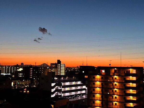 前面に遮る建物が少なく開放的な眺望。晴天時には富士山を望める贅沢なロケーションです。