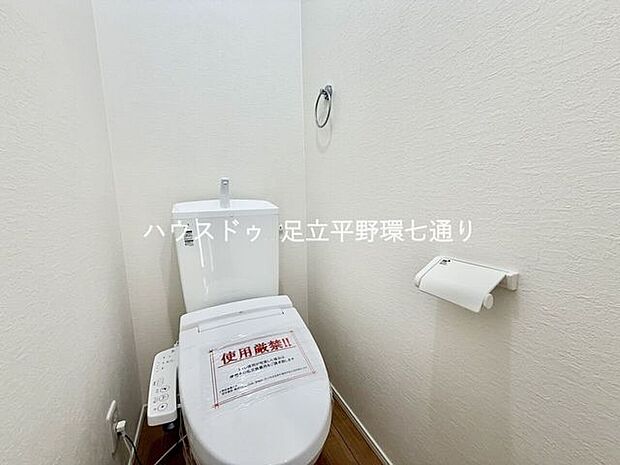 温水洗浄便座付きトイレで快適な使い心地。清潔感のあるシンプルな空間です。