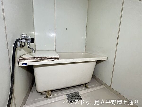 浴室は洗い場と浴槽を備え、日々の疲れをゆったり癒やせます。