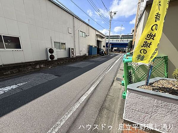 周辺道路は比較的平坦で、徒歩や自転車で移動しやすい環境です。
