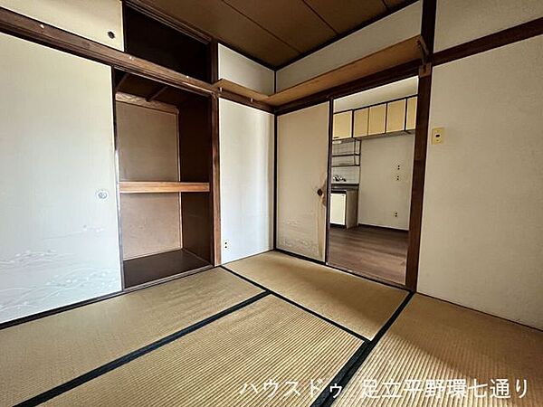 押入付きの和室は、寝具や季節用品をまとめて収納でき、室内をすっきり保てます。
