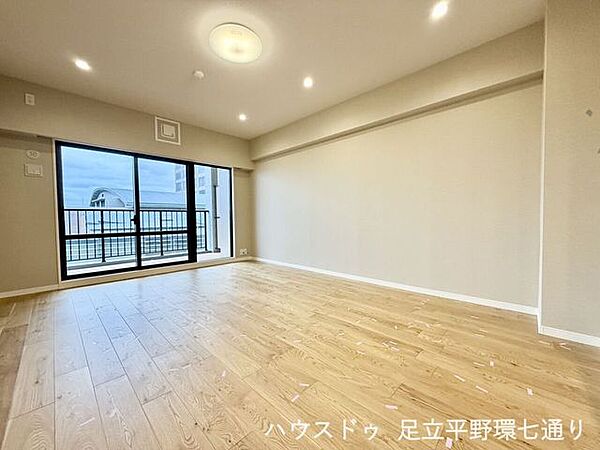 大きな開口部から光が差し込む開放的なLDK。家族が自然と集まる心地よい空間です。