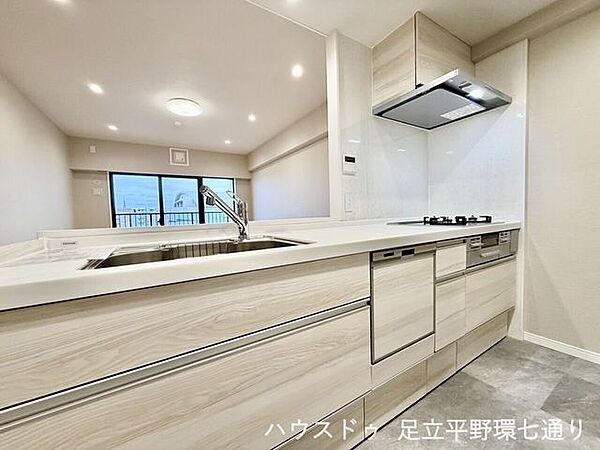 開放感のある対面キッチンを採用。食洗機付きで家事負担を軽減し、リビングを見渡しながら料理ができる使い勝手の良い空間です。