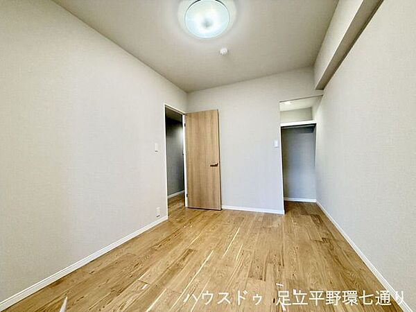 ウォークインクローゼット付きの洋室。衣類や季節用品をまとめて収納できます。