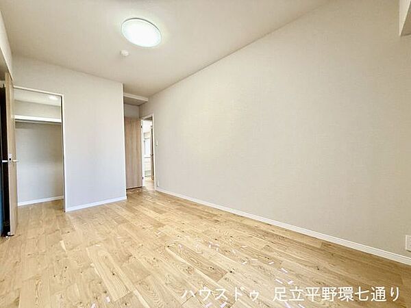 ゆとりある広さを確保した洋室。家具の配置がしやすく、主寝室にもおすすめです。