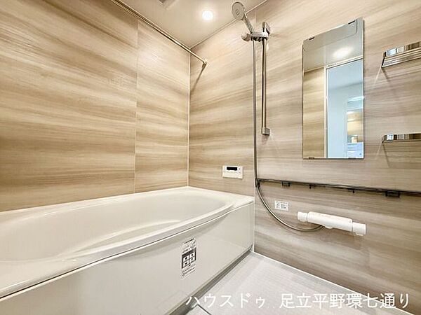木目調パネルが上質な空間を演出。ゆったりと湯船につかり、一日の疲れを癒せます。